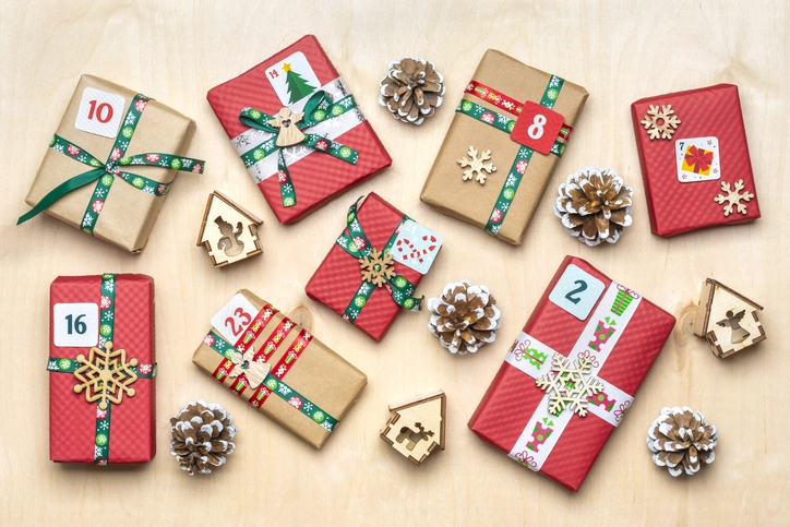 빨강, 초록 등 크리스마스를 상징하는 색상으로 포장된 선물 상자가 어드벤트 캘린더 형식으로 놓여있는 모습