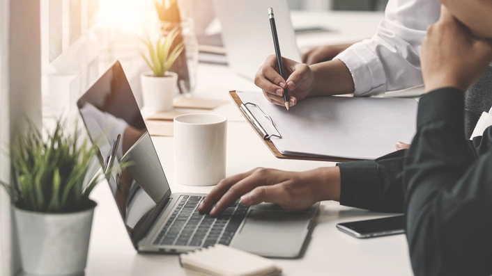 노트북을 통해 알림톡 비용을 비교하는 직장인