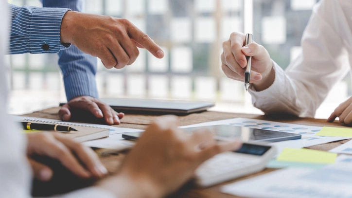 최저가 알림톡을 제공하는 업체의 안정성을 고민하는 기업의 직장인들